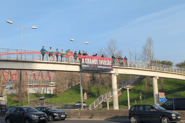 Faixa de A Grande Invasão numa ponte